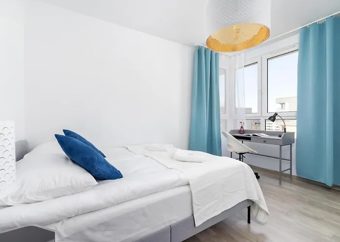 Avia Three Bedroom Two Balcony Ac & Parking By Renters Apartmán Krakov