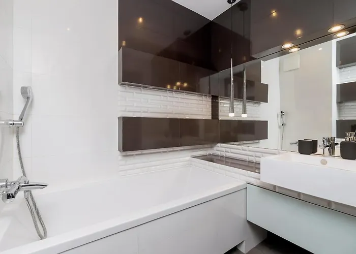 Avia Three Bedroom Two Balcony Ac & Parking By Renters Apartmán *