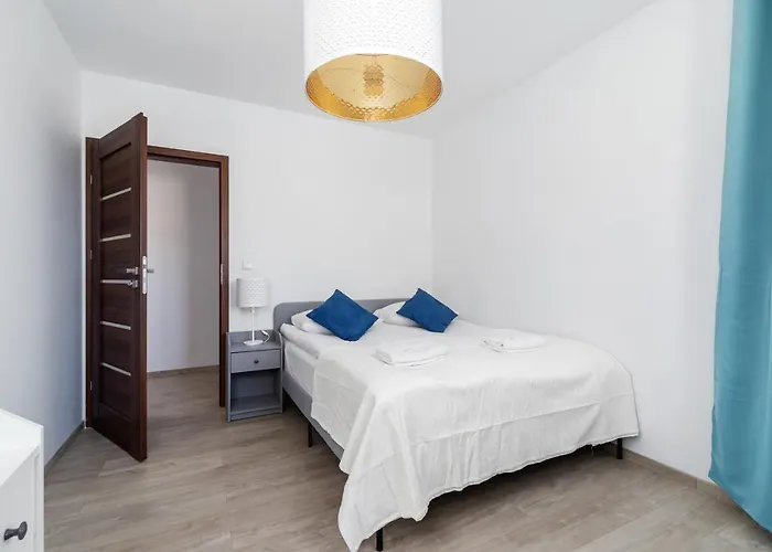 Avia Three Bedroom Two Balcony Ac & Parking By Renters Apartmán Krakov