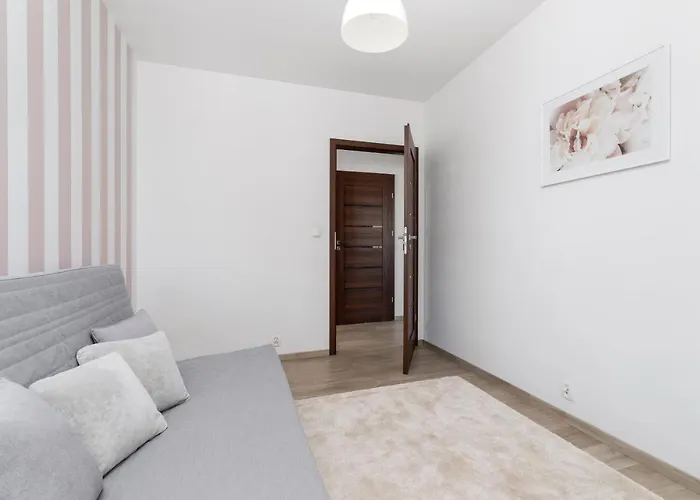 Avia Three Bedroom Two Balcony Ac & Parking By Renters Krakov