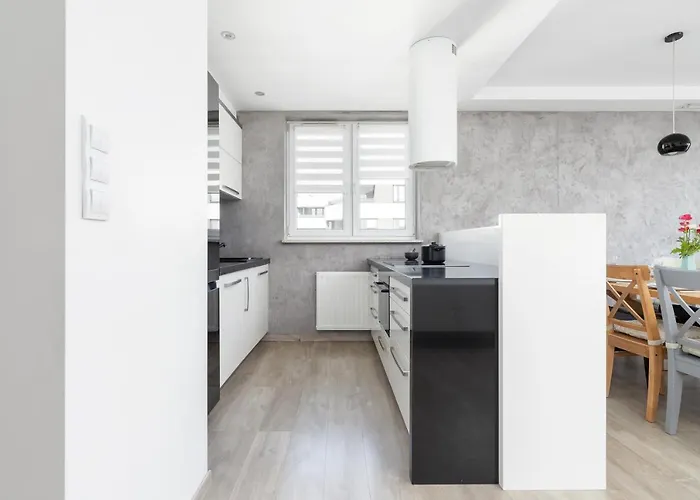 Avia Three Bedroom Two Balcony Ac & Parking By Renters Apartment Krakow