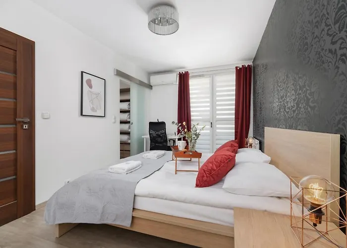 Avia Three Bedroom Two Balcony Ac & Parking By Renters Krakow