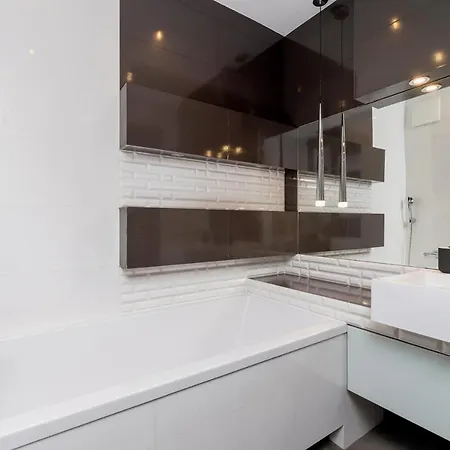 Avia Three Bedroom Two Balcony Ac & Parking By Renters Lägenhet *