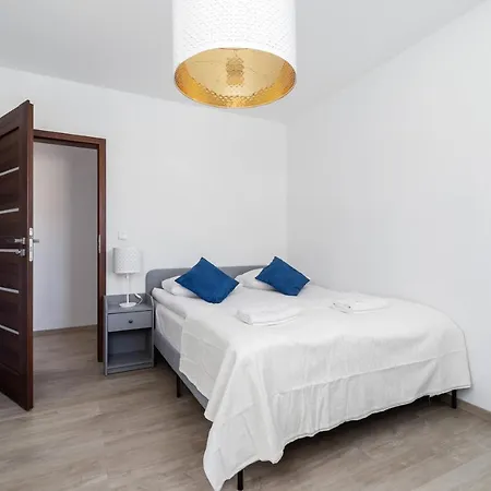 Avia Three Bedroom Two Balcony Ac & Parking By Renters Lägenhet Kraków