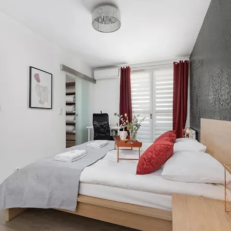 Avia Three Bedroom Two Balcony Ac & Parking By Renters Kraków