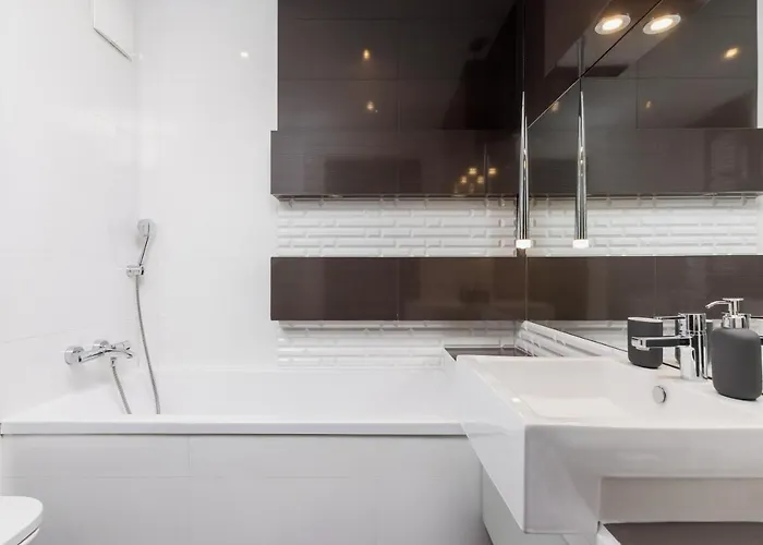 Avia Three Bedroom Two Balcony Ac & Parking By Renters Cracovie