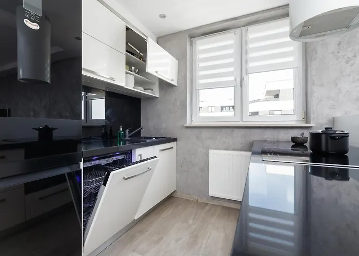 Avia Three Bedroom Two Balcony Ac & Parking By Renters Cracovie