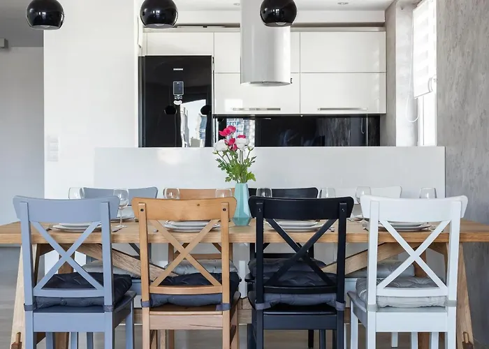 Avia Three Bedroom Two Balcony Ac & Parking By Renters Cracovie