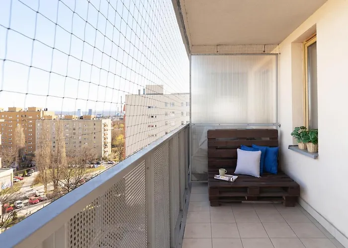 Avia Three Bedroom Two Balcony Ac & Parking By Renters Appartement Cracovie