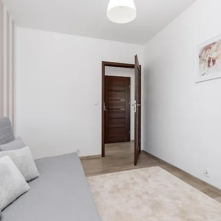 Avia Three Bedroom Two Balcony Ac & Parking By Renters 克拉科夫