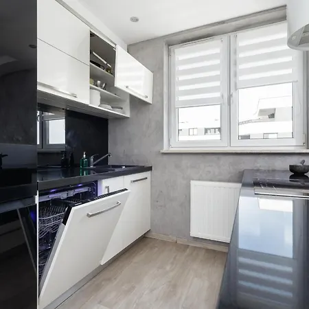 Avia Three Bedroom Two Balcony Ac & Parking By Renters 克拉科夫